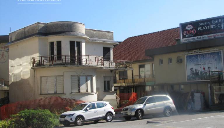 V Lescah naprodaj »stara pošta«: zapuščena stavba skriva zanimiv potencial