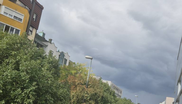 Vijolični alarm za Pomurje, nevihtni oblaki prinašajo točo