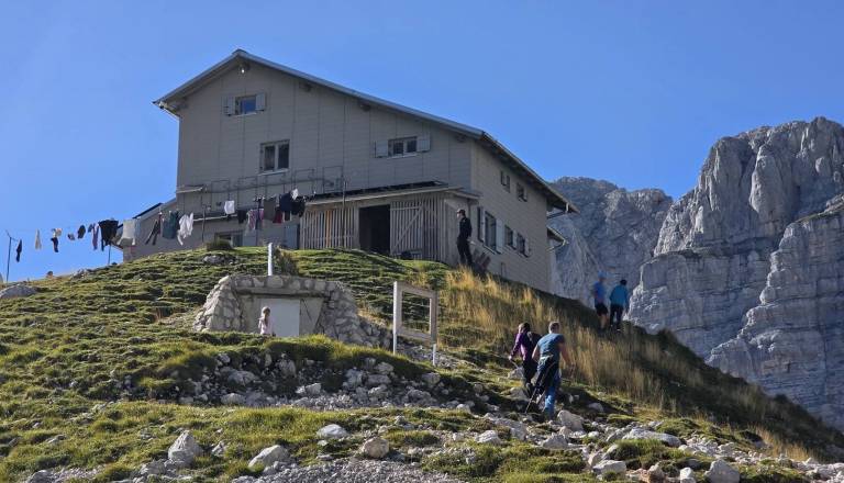 »Matr, teli mulci dobro furajo kočo«: Mlada ekipa na Kriških podih navdušuje planince
