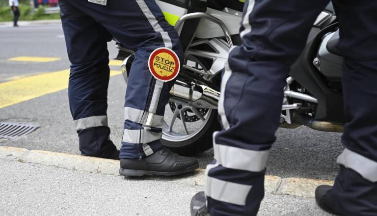 Voznica izsilila prednost motoristu, njegova sopotnica se je huje poškodovala