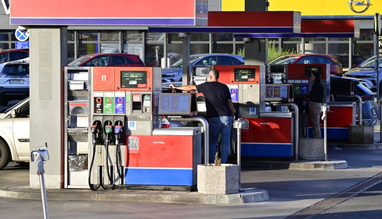 Drama na Dolenjskem! Sredi popoldneva na Petrolu zabadal očima, ustavil ga je pogumni občan
