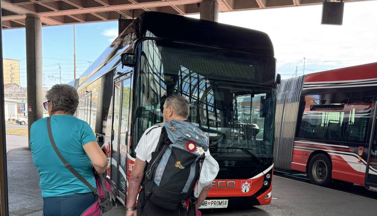 Mariborčanka zgrožena: Zaradi plastenke vode ji voznik naj ne bi dovolil na avtobus, sledil prepir