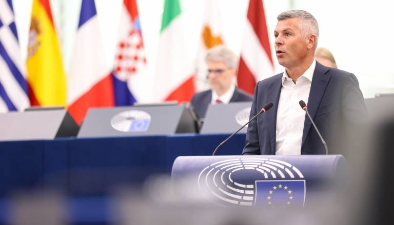 Asistent Matjaža Nemca na Hrvaškem napihal in imel ponarejeno vozniško