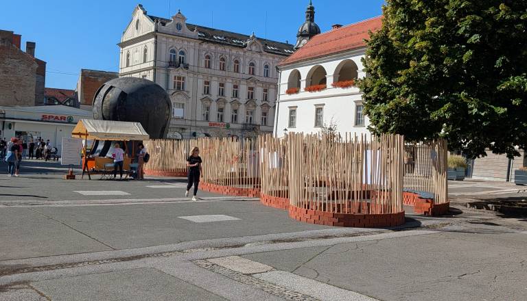 FOTO: Sredi Maribora labirint, ki ni namenjen iskanju izhoda: Kaj sporoča obiskovalcem?