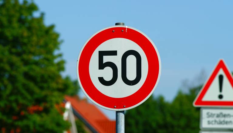 Še ena ulica v mestu, po kateri bo treba odslej voziti še počasneje. Tu je nova omejitev