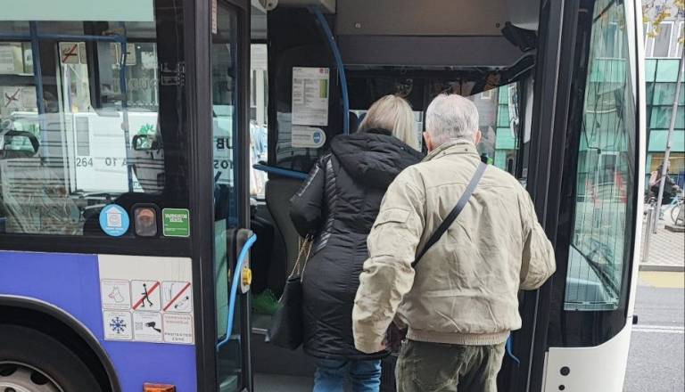 Potnica ima tesnobo, prosi za več vozil: »Na avtobusu si dobesedno dihamo v obraz«