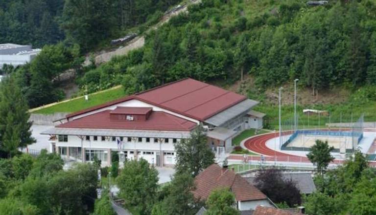 Pred športno dvorano v Železnikih kmalu ne bo več mogoče parkirati