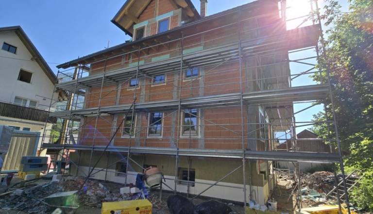 Kranjska Gora zgradila tri nova stanovanja: Namenjena bodo izključno mladim