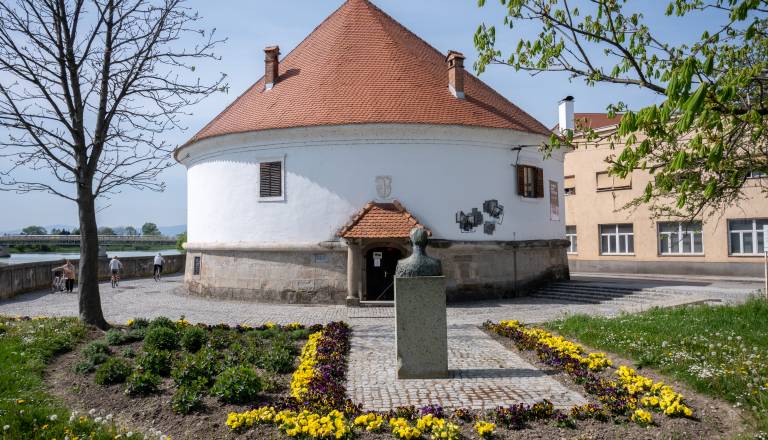 Fotografski outsiderji prihajajo na Ptuj, v Miheličevi galeriji dela avtorjev iz štirih držav