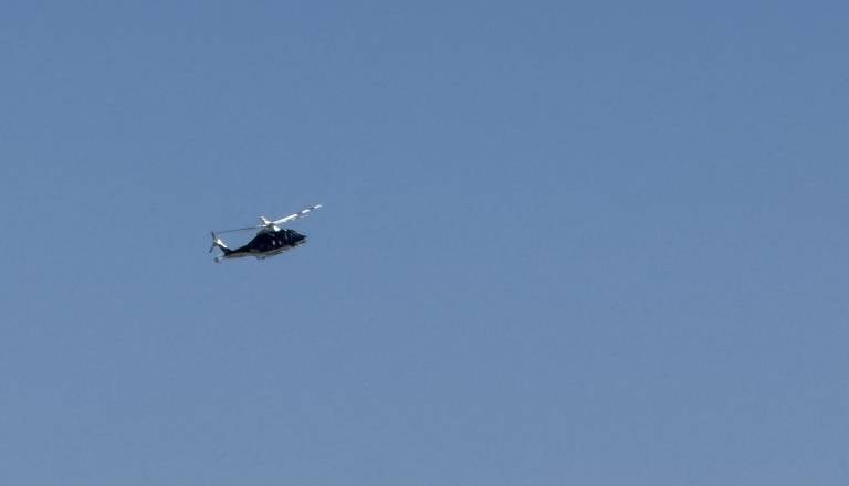 Možu noga zdrsnila s sklopke, traktor povozil ženo, hudo poškodovano odpeljal helikopter