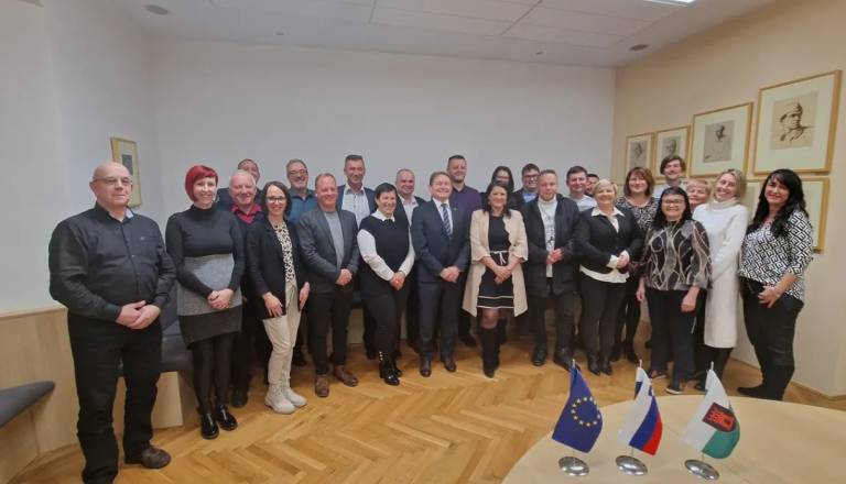 Črnomelj nima romskega svetnika, čeprav zakon določa, da ga mora imeti: So v prekršku?