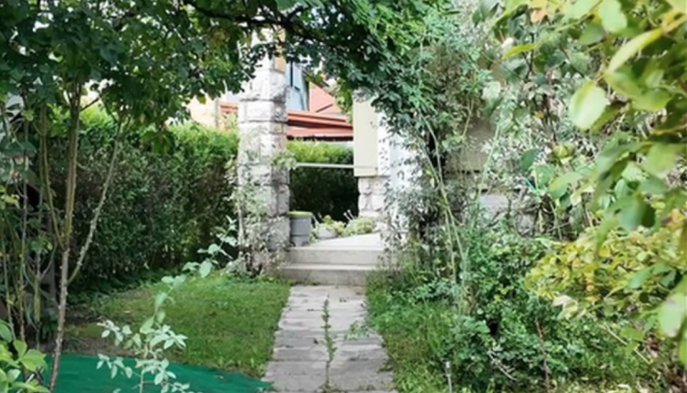 Le nekaj minut od središča Škofje Loke naprodaj hiša z ogromno parcelo