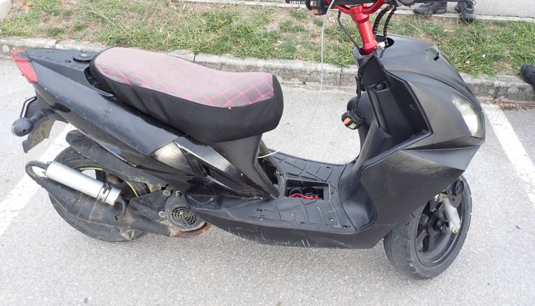 Policija opozarja na predrzne voznike mopedov, letos zasegli že 42 predelanih vozil