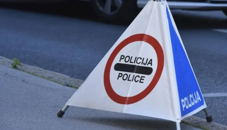Avto po trku v škarpo obrnilo na streho, voznica poškodovana