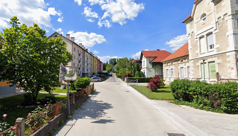 Na Trubarjevi po letih ustaljenega parkiranja opozorila redarjev, občina zdaj išče nova parkirna mesta