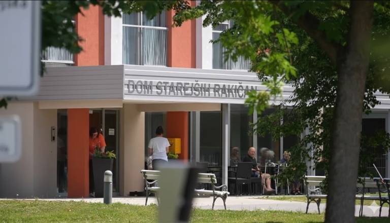 Svet zavoda v Rakičanu zahteva popravke sanacijskega načrta, napis v Dobrovniku bo spremenjen le z blagoslovom ministrstva