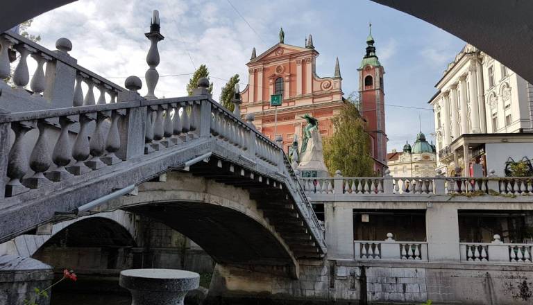 Ljubljansko Tromostovje bo zvečer zasijalo v oranžni. Preverite, zakaj