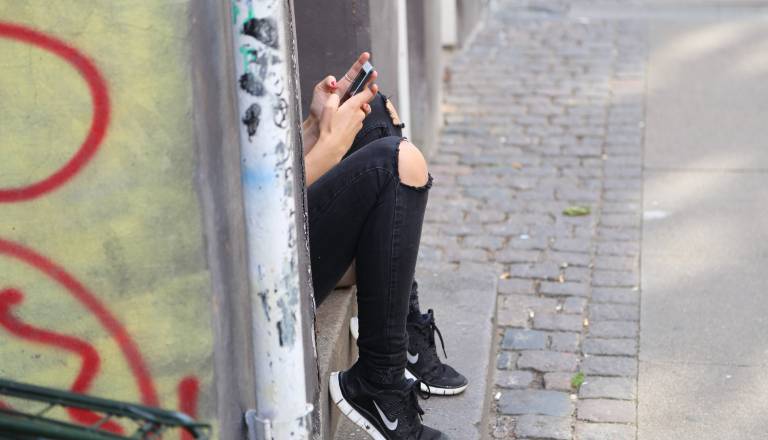Starši, previdno! Goljufi se prek WhatsAppa izdajajo za vaše otroke