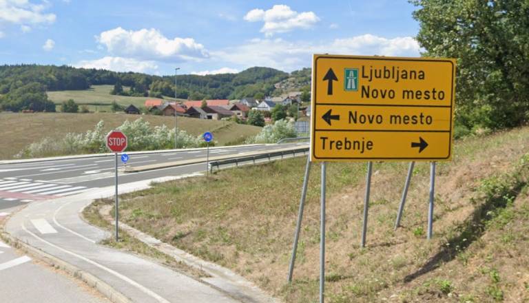 Počilo na cesti Trebnje-Novo mesto: Tri poškodovane so odpeljali v bolnišnico
