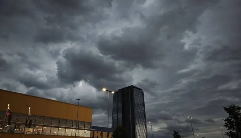 Hladna fronta dosegla državo, padavine se širijo tudi proti Ljubljani