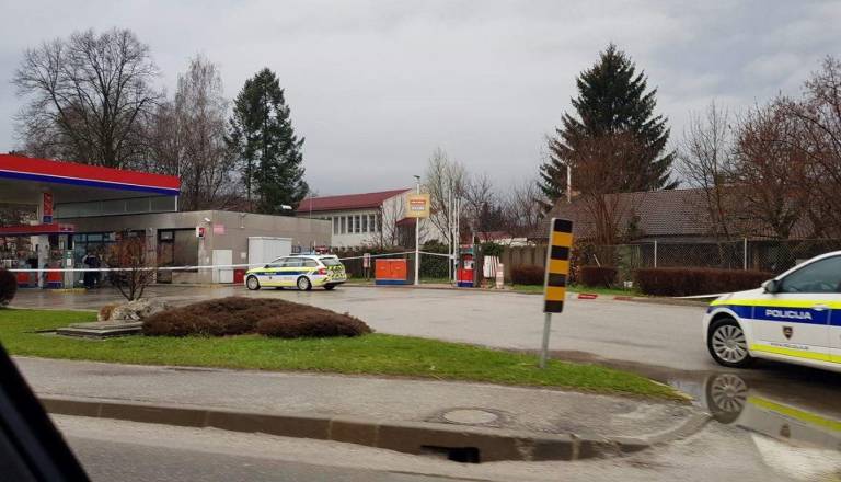 Roparja s pištolami udarila na bencinskem servisu v Kranju, pobegnila na kolesu in e-skiroju