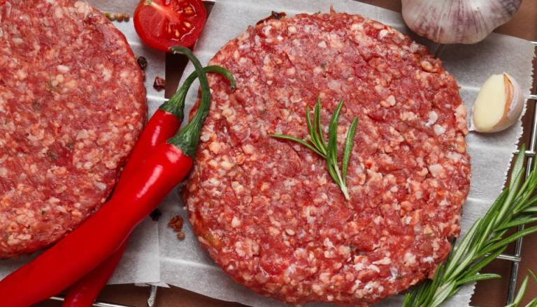 Preden kupite meso, preverite to: Mesar razkril pet najpogostejših pasti