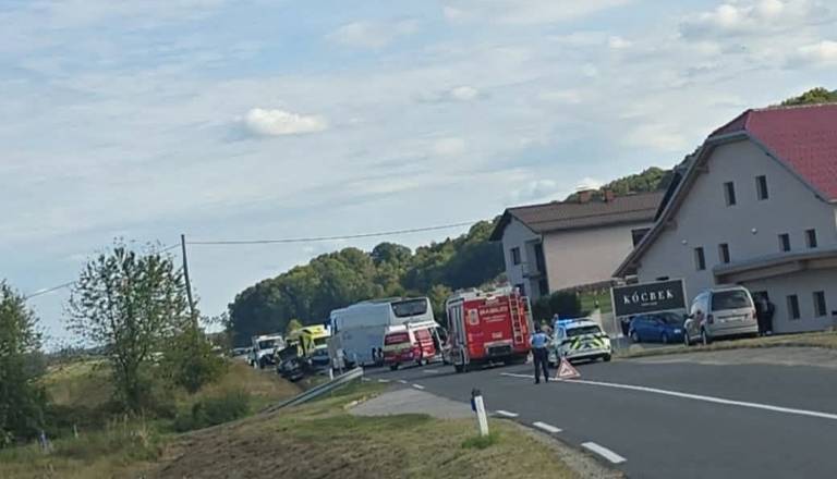 V Pomurju trčila dva avtomobila in avtobus, posredovali policisti, gasilci in reševalci