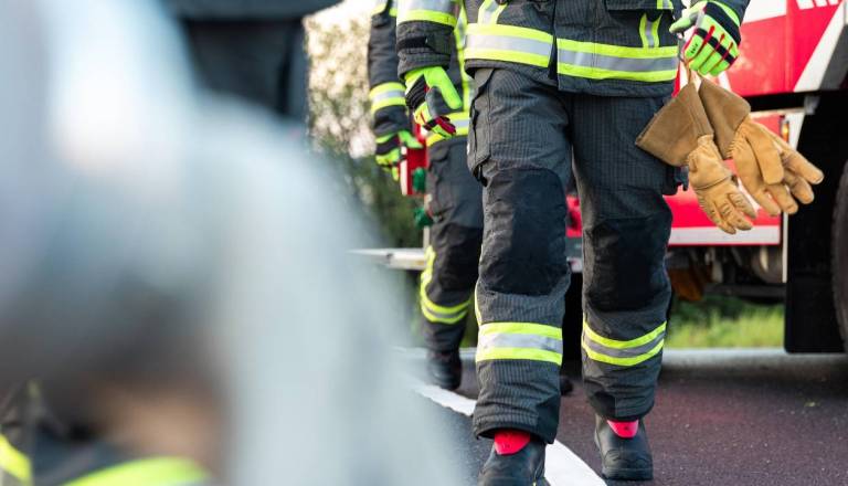 Požar uničil gospodarski objekt, med intervencijo poškodovan gasilec