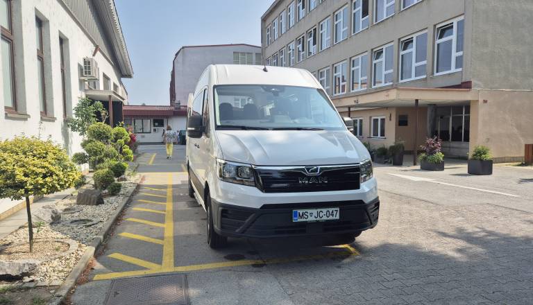 Pred desetimi leti 99, lani že 170 učencev, Osnovna šola IV Murska Sobota poka po šivih