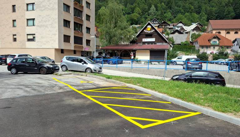 Po prenovi znova zagotovili dve parkirni mesti za invalide