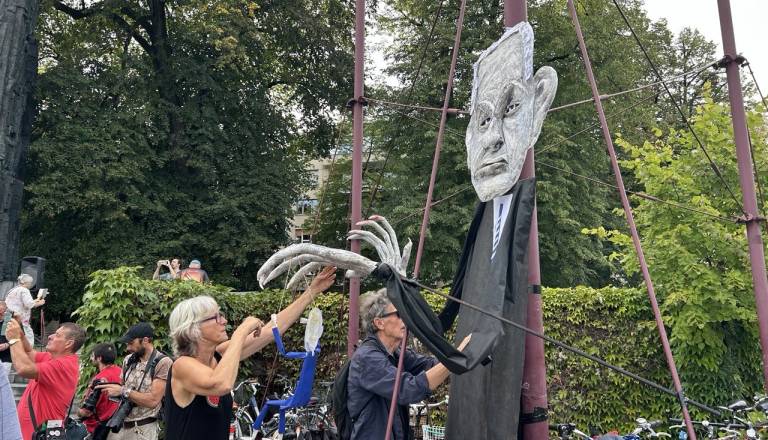 FOTO in VIDEO: Na Trgu republike protest proti Janševi vladi: »Bo Boris Mijič odstopil?«