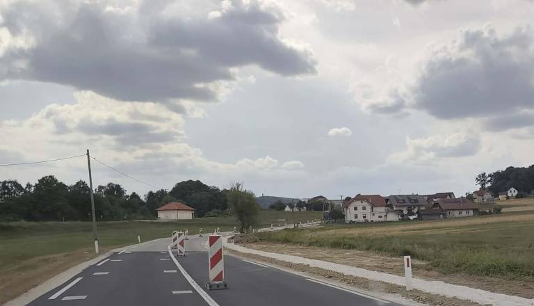 Od naselja do železniške bo mogoče priti po pločniku, nič več po travi