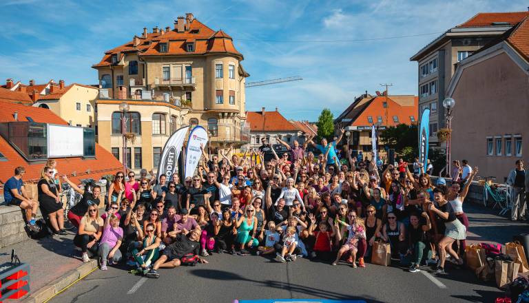 FOTO in VIDEO: Maribor se je zjutraj razgibal na Glavnem mostu, dogajanje se nadaljuje ves dan