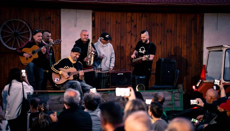 FOTO: Frontman Dubioze kolektiv predstavil knjigo v prekmurski vasi Domanjševci