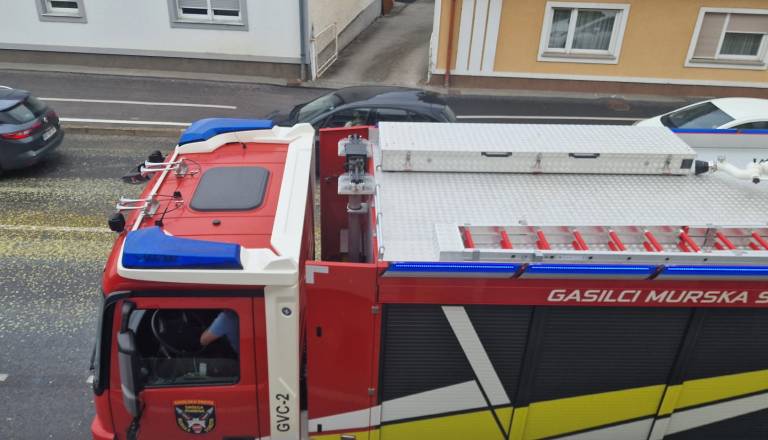 Pomurje: Dvojica obtičala v košari avtodvigala na devetih metrih višine