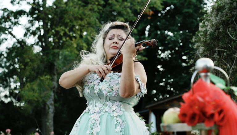 FOTO: Mariborčanka ponuja zgodovinske violine mladim glasbenikom v brezplačno uporabo