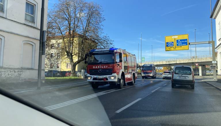V bloku zaznali vonj po plinu, 20 stanovalcev se je samoevakuiralo