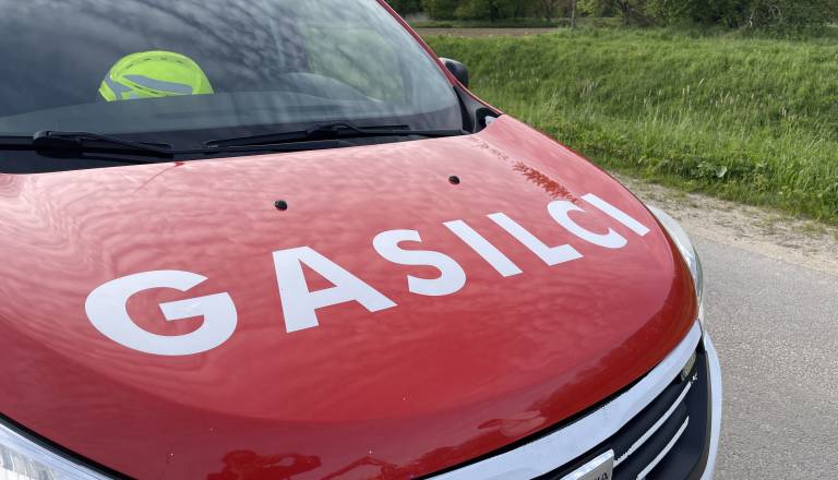 Oseba padla z mostu v potok, gasilci pomagali pri reševanju