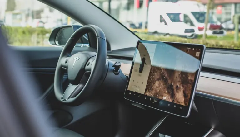 Kaj naredi Tesla, ko ji pot prekrižajo delavec, nasproti vozeča vozila in druge ovire?
