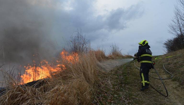V Krškem gasilci pogasili požar odpadnega materiala na 50 kvadratnih metrih