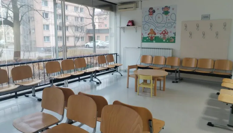 Odhajajoča pediatrinja udarila po vodstvu kočevskega zdravstvenega doma: »Od službe mi je naredilo pekel«