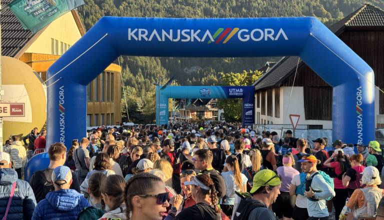 FOTO in VIDEO: Julijske Alpe preplavilo več kot 5000 trail tekačev, danes deset- in 25-kilometrski preizkušnji