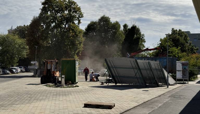 FOTO: Kovinske stojnice na soboški tržnici dokončno odhajajo