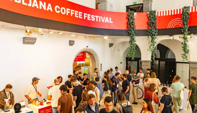 Konec tedna bo Ljubljana dišala po kavi, v Center Rog prihajajo pražarji in vrhunski baristi