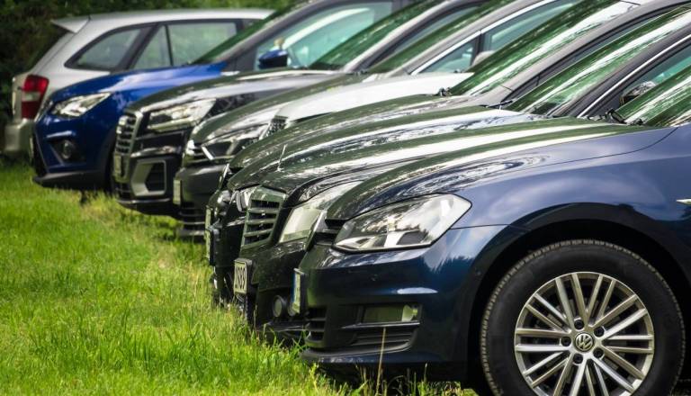Neznanec na Dolenjskem z neznano tekočino polil kar 13 vozil: Škode za okoli 100.000 evrov