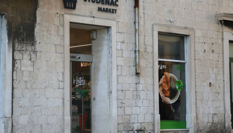 Na Hrvaškem nova pravila in nenavadni ceniki, ponekod pri izdelkih kar štiri cene