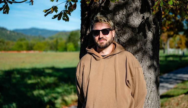 Alo!Stari brez olepševanja o svetu, v katerem živimo: »Pusti telefon doma, pa idi v svet«