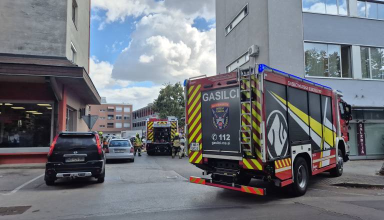 V Murski Soboti prijavljeno sproščanje nevarnih plinov, gasilci vstopili v stanovanje