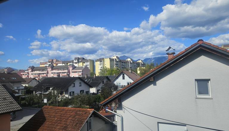 Turizem raste, 31.000 Gorenjcev pa živi v pretesnih stanovanjih