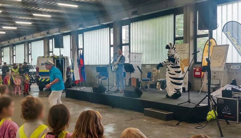 Okoli 400 prvošolcev na Griču: z Jožetom Potrebuješem in Zebrico o varni poti v šolo